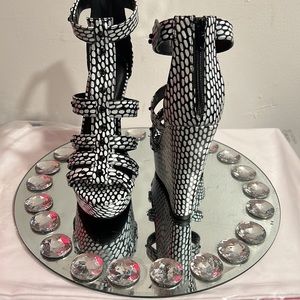 Brand New Paper Fox (ShoeDazzle) Brogan Black & White Size 8.5